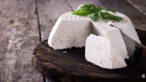 Come mangiare la ricotta per abbassare il colesterolo alto: ecco i 3 trucchetti della nonna