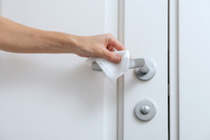 Maniglie cromate opache? prova questa pasta fai-da-te che le fa brillare